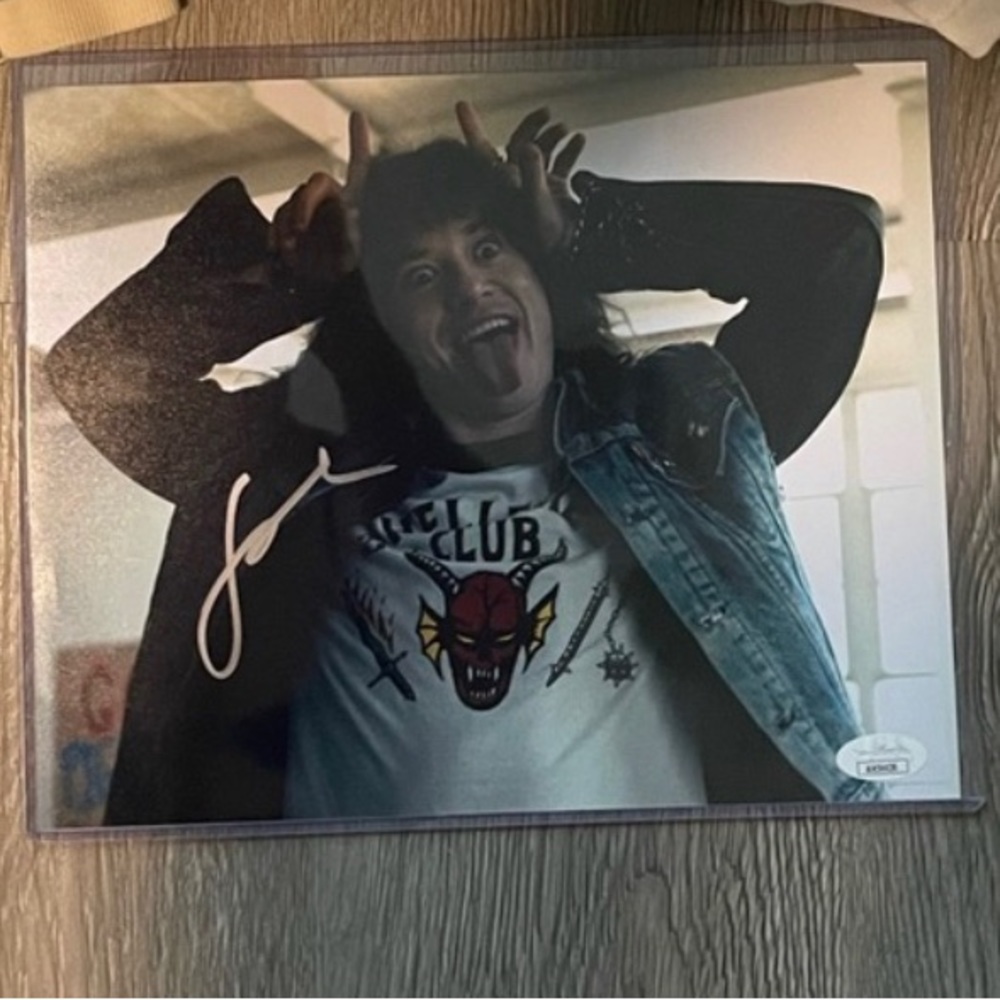 Signed Joseph Quinn photo for maddylouzmama06